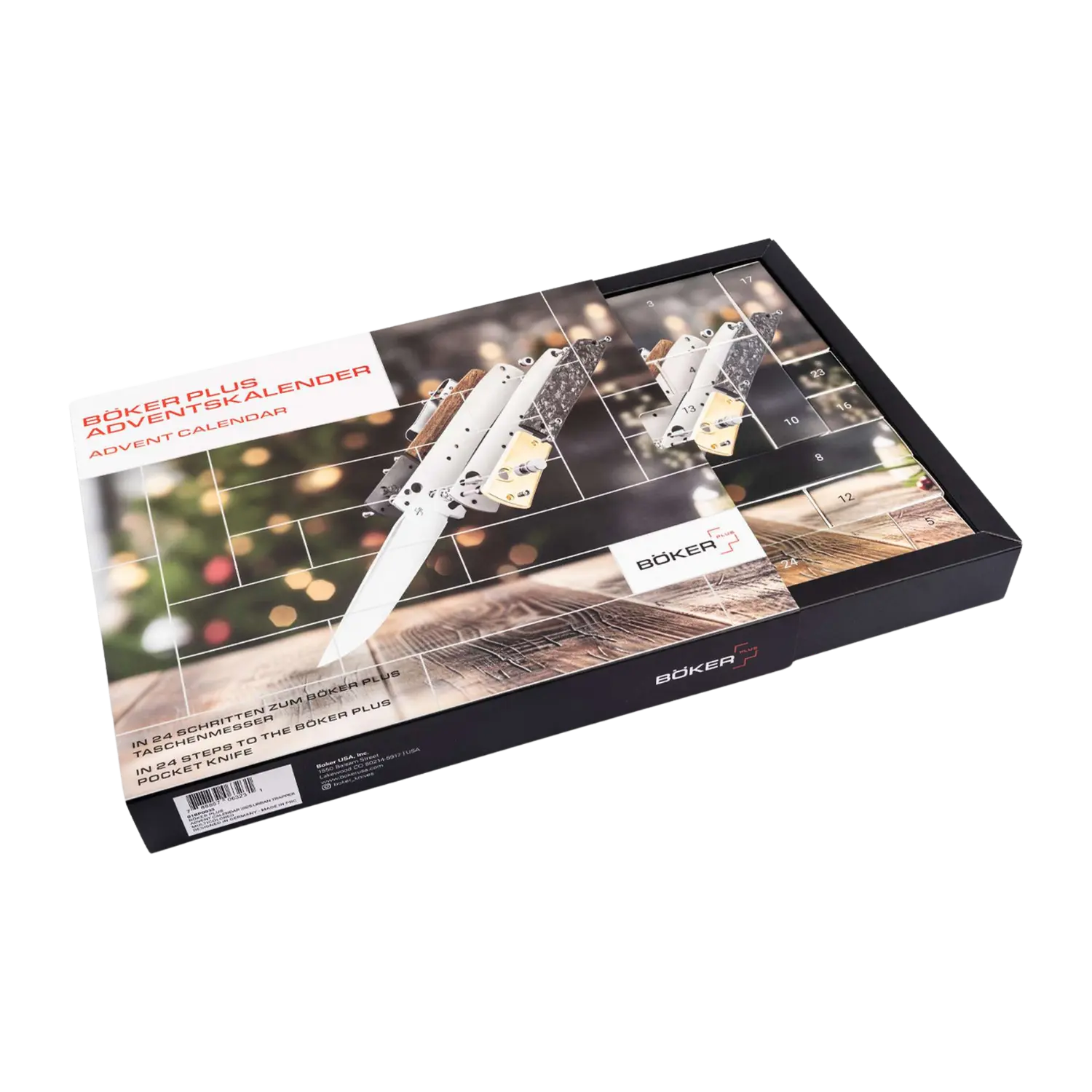 Leicht geöffneter Böker Plus Adventskalender 2025 mit Messer Urban Trapper auf Holzuntergrund und unscharfem Lichterhintergrund.