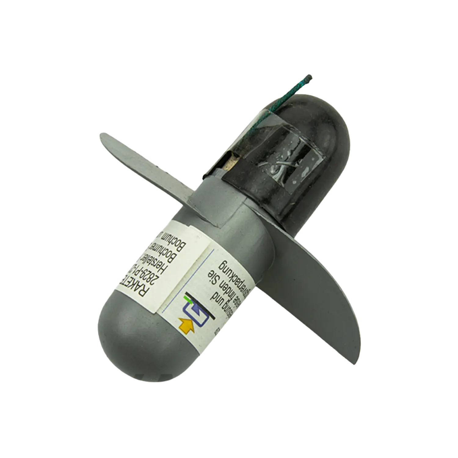 Graue Feuerwerksrakete mit schwarzer Spitze, zwei seitlichen Flügeln und einem weißen Etikett mit Text und einem bunten Logo, Marke Feldjäger Feuerwerk