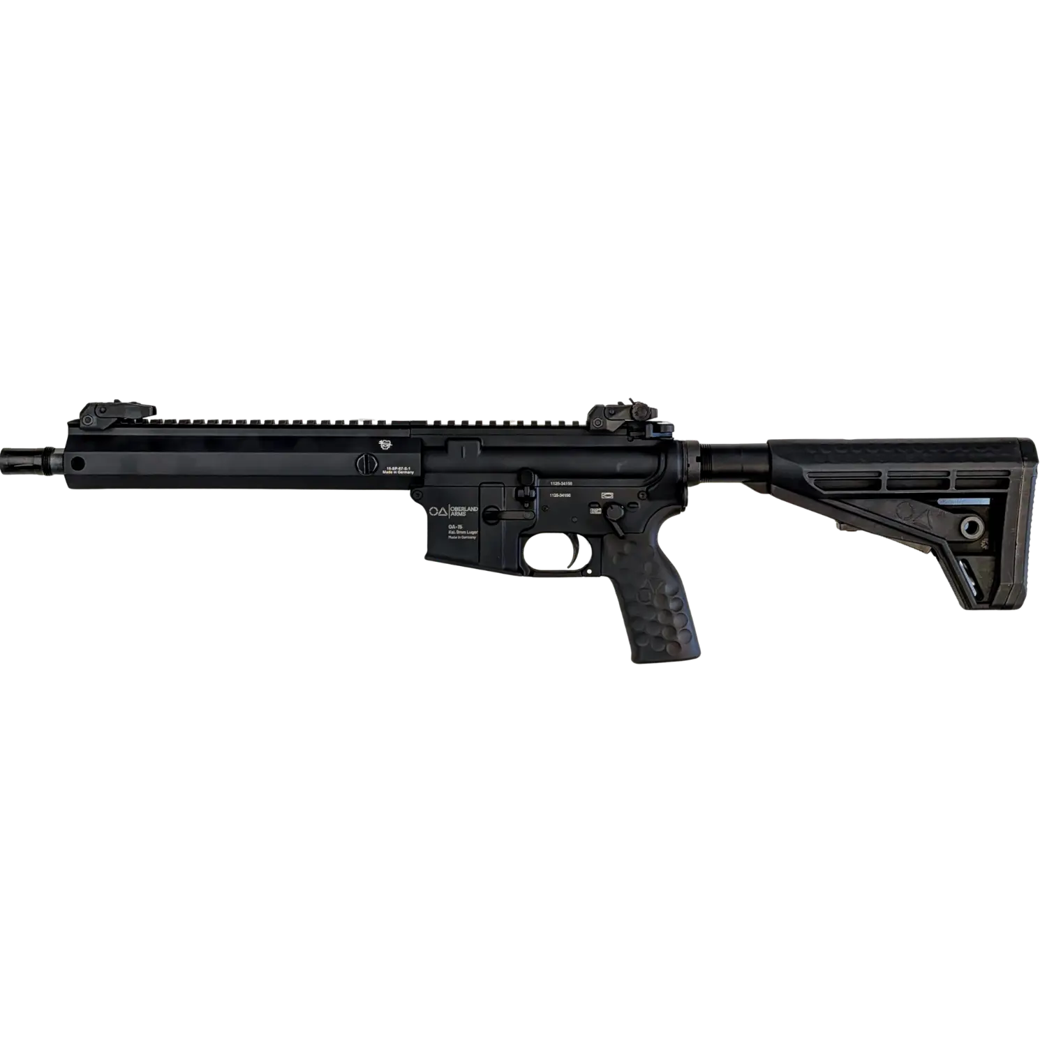 Schwarzes Sportgewehr von Oberland Arms mit geschlossenem Vorderschaft in der Linksansicht