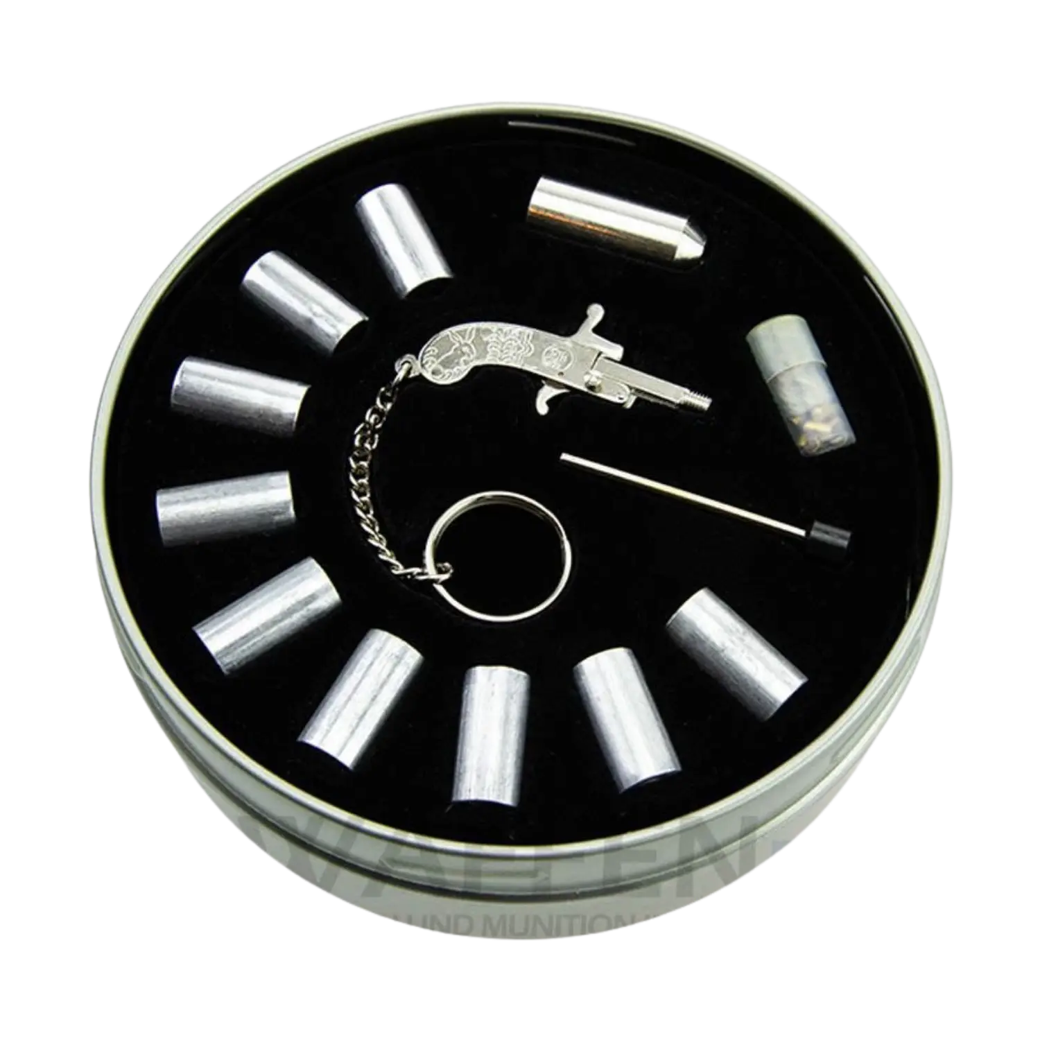 Schreckschusswaffe in Form eines Schlüsselanhängers mit Kette, umgeben von Metallhülsen und einem kleinen Behälter mit Kugeln in einer runden Schachtel.