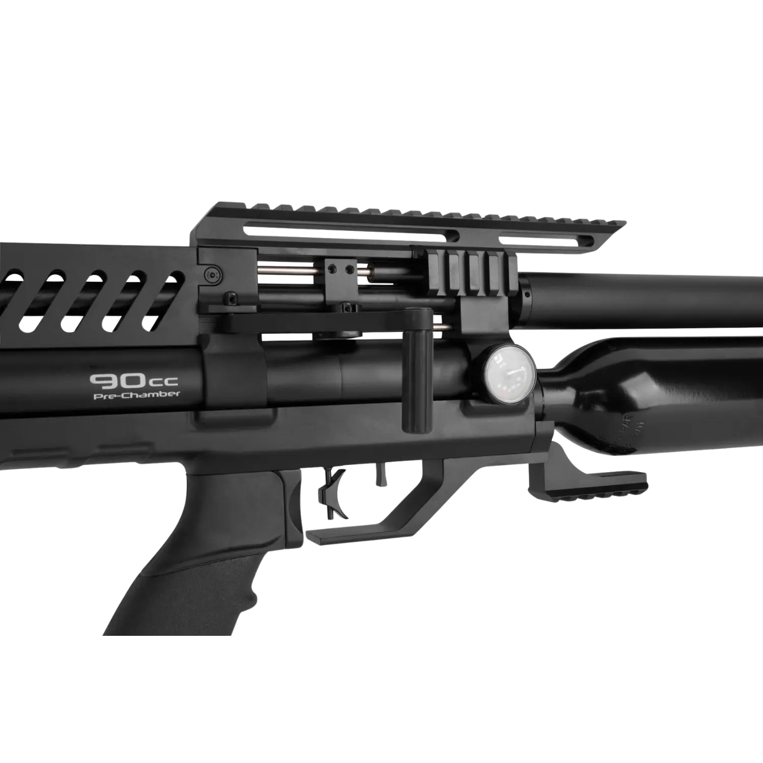 Schwarzfarbige Luftgewehr mit einem 90 cc Pre-Chamber, Picatinny-Schiene und einem Druckmesser. Der Abzug und der Griff sind sichtbar.