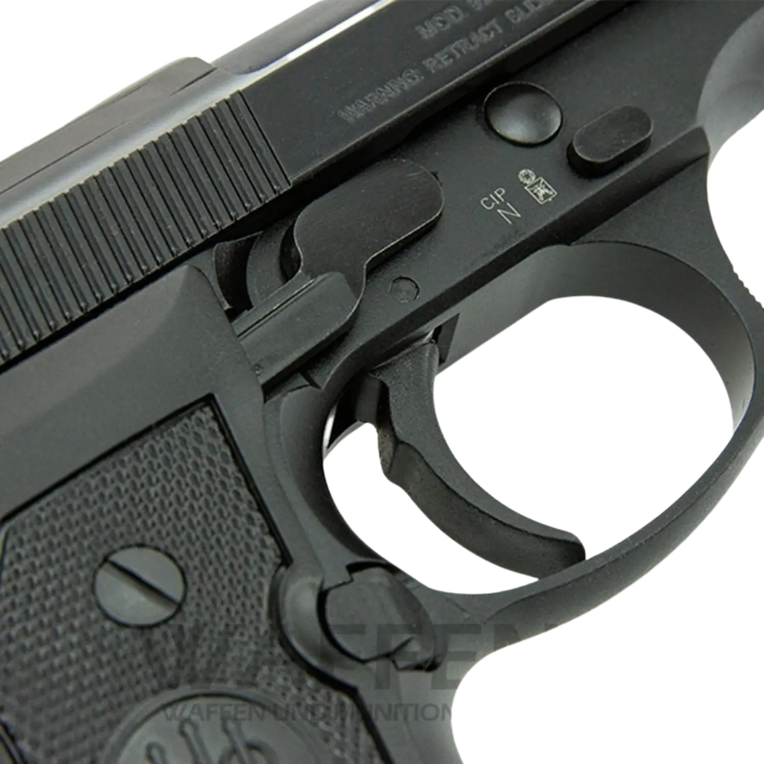 Nahaufnahme einer schwarzen Schreckschusswaffe mit sichtbarem Abzug, Griff mit Riffelung und Beschriftung 'CIP N'.