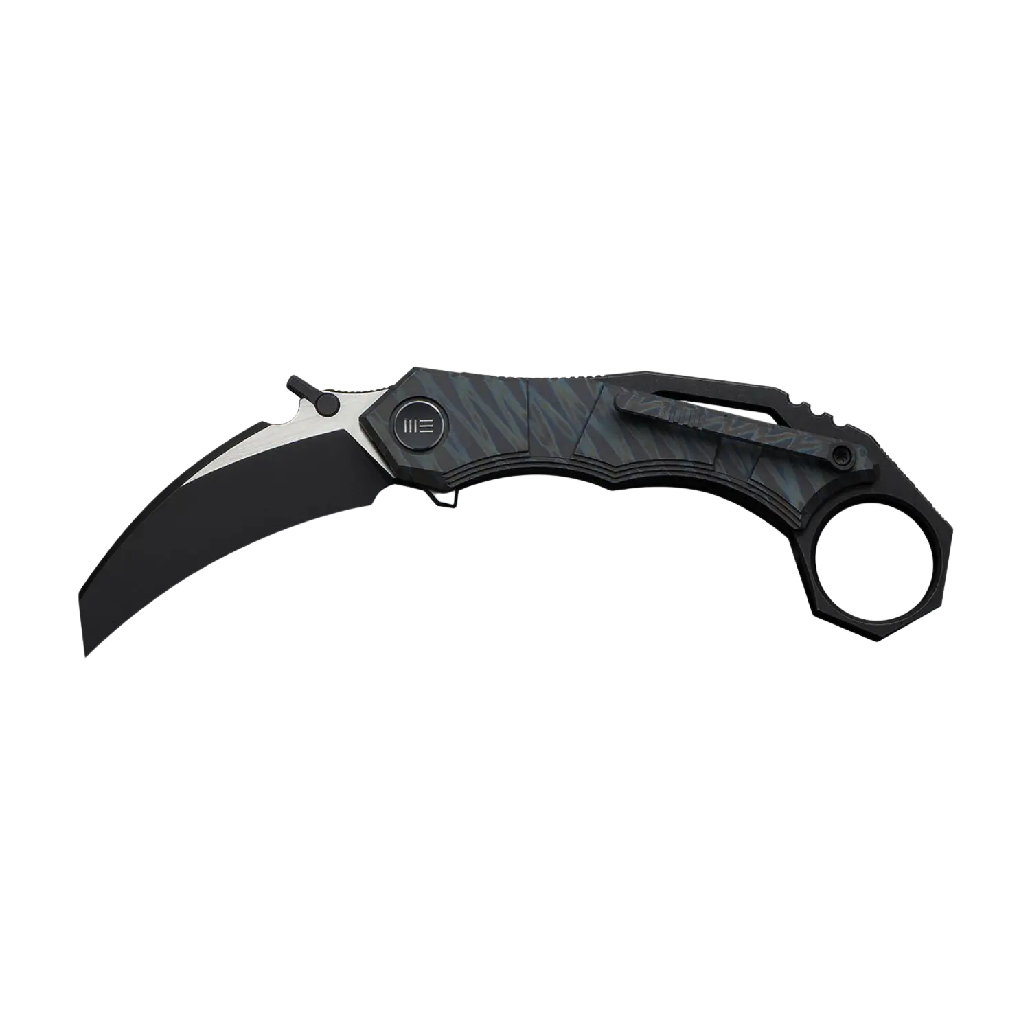 WE Knife Tayra M390 Tiger Stripe Taschenmesser mit gebogener Klinge, Tiger-Streifen-Muster auf titanfarbenem Griff, schwarz stonewashed Klinge, Karabineröse am Griffende.