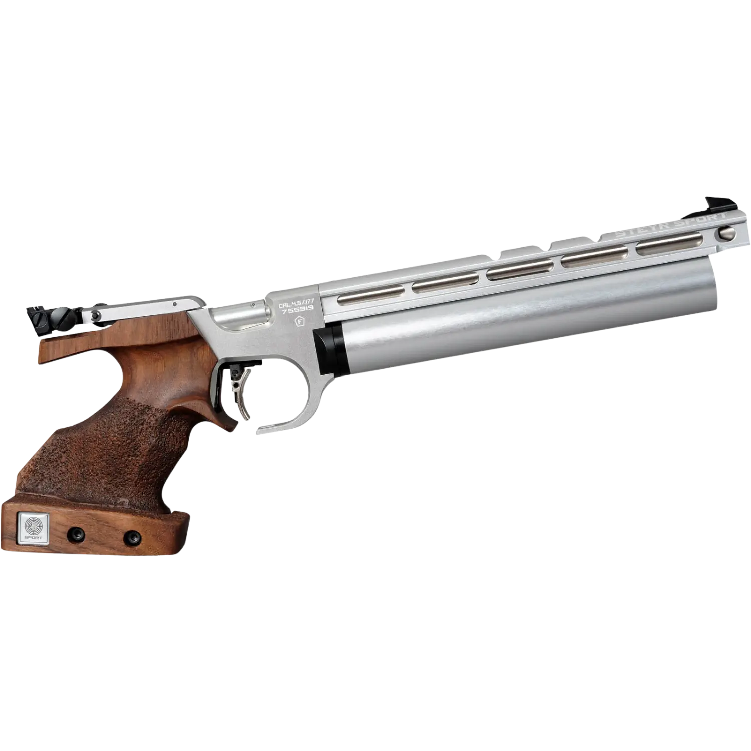 Sportpistole Steyr Evo mit einem silbernen Metallkörper und einem Holzgriff. Der Lauf ist lang und hat eine strukturierte Oberfläche.