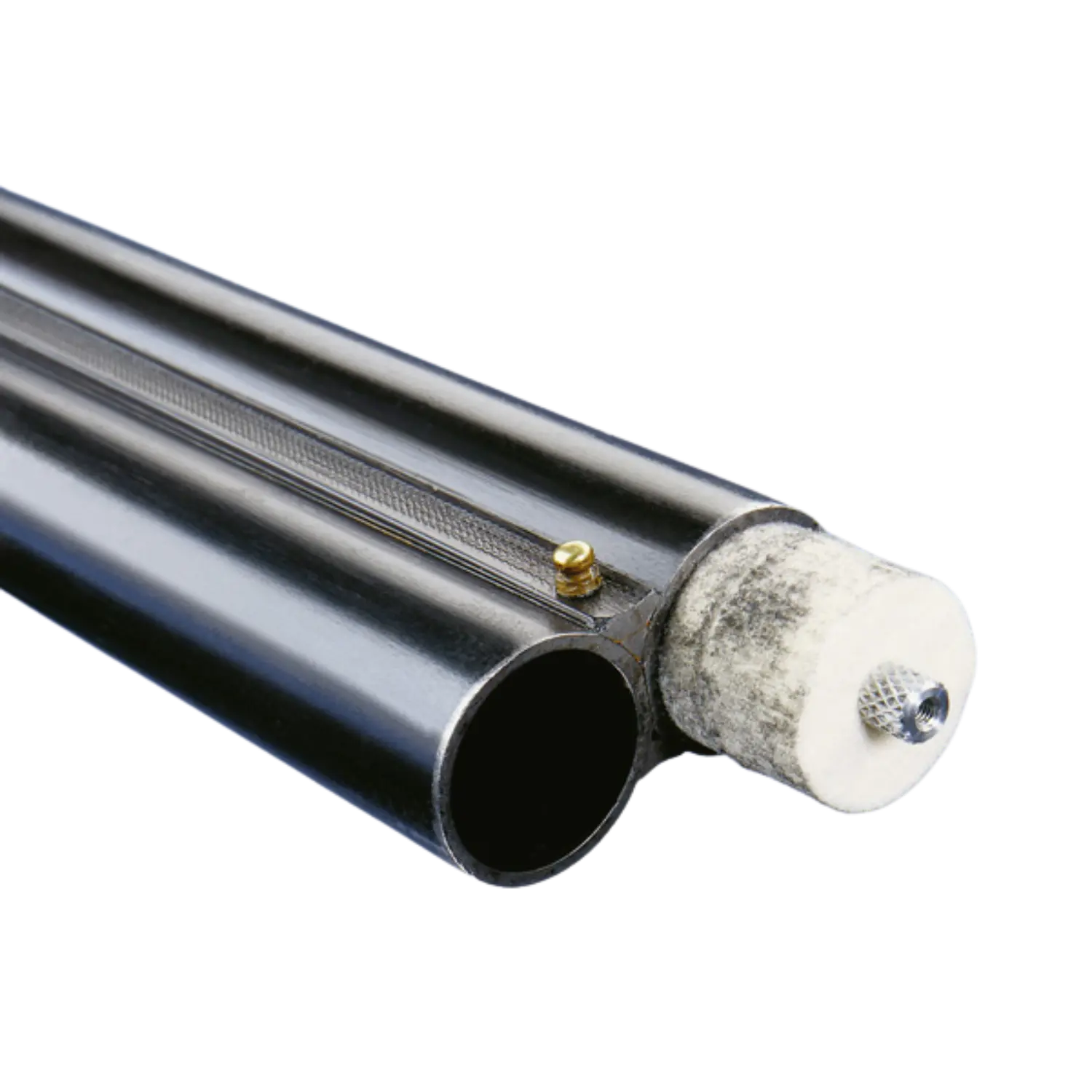 Nahaufnahme eines schwarzen Flintenlaufs mit einem weißen Reinigungsstopfen und einer kleinen Schraube am Ende.