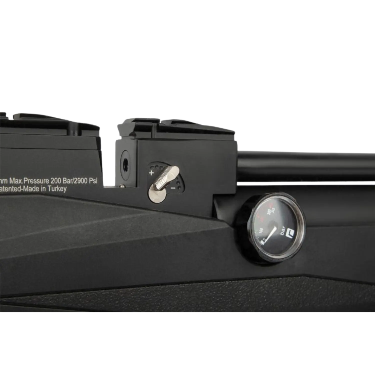 Nahaufnahme des schwarzen Reximex Tormenta Lite Pressluftgewehrs mit Druckanzeige.