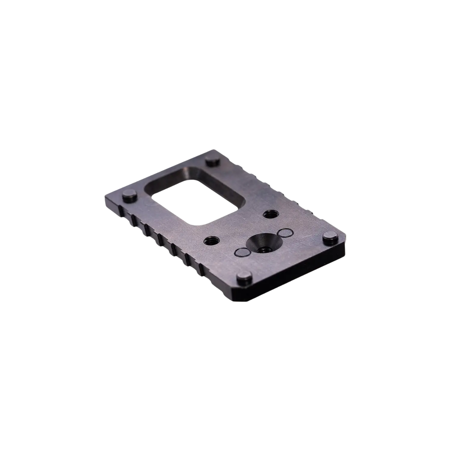 Canik Truglo Optik-Adapterplatte M02 Schwarze Canik Truglo Adapterplatte mit rechteckiger Aussparung und mehreren Bohrungen, rechteckig mit geriffeltem Rand.
