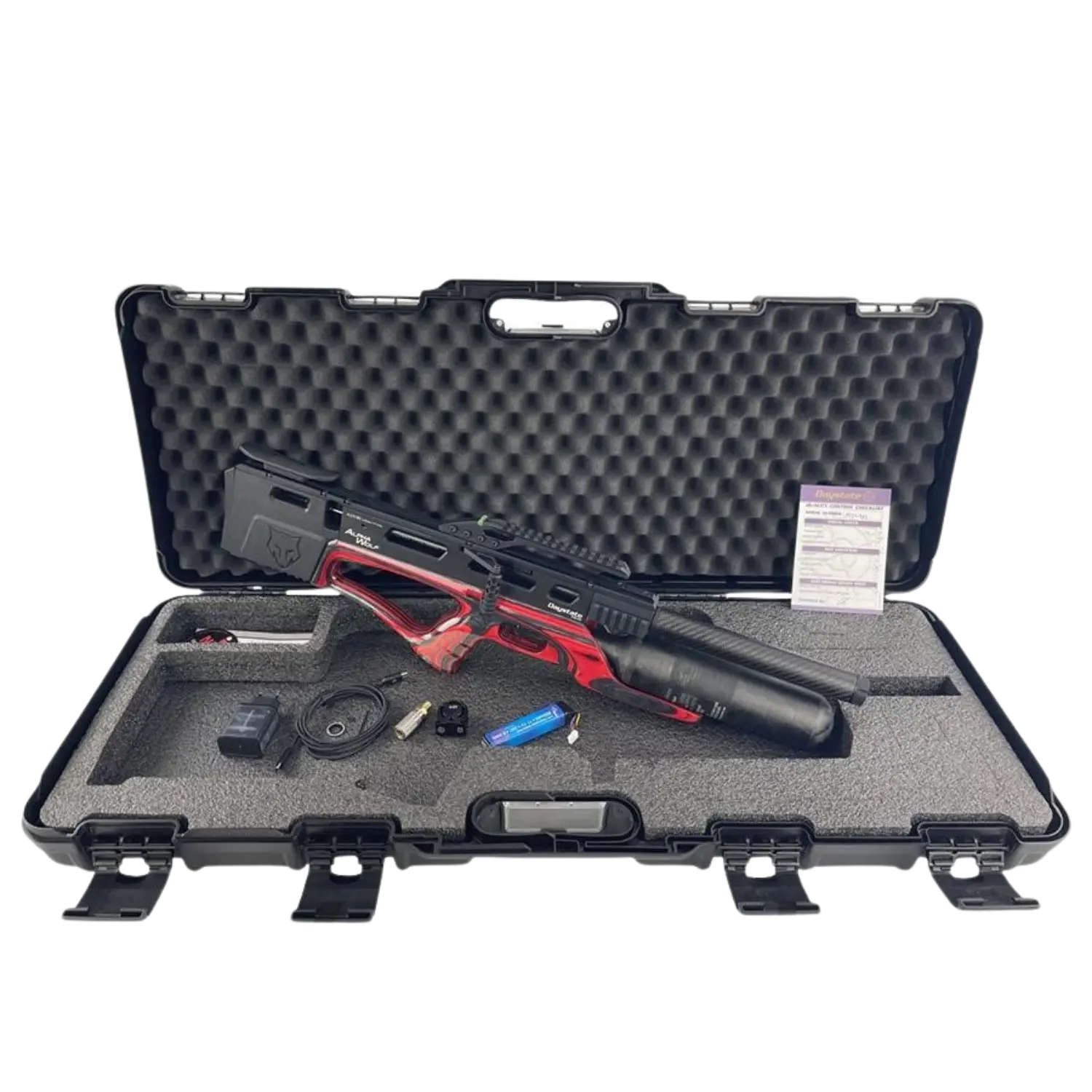 Daystate Luftgewehr mit schwarzem und rotem Schaft liegt in offenem, gepolstertem Transportkoffer mit Zubehör wie Kabel, Adapter und Bedienungsanleitung.