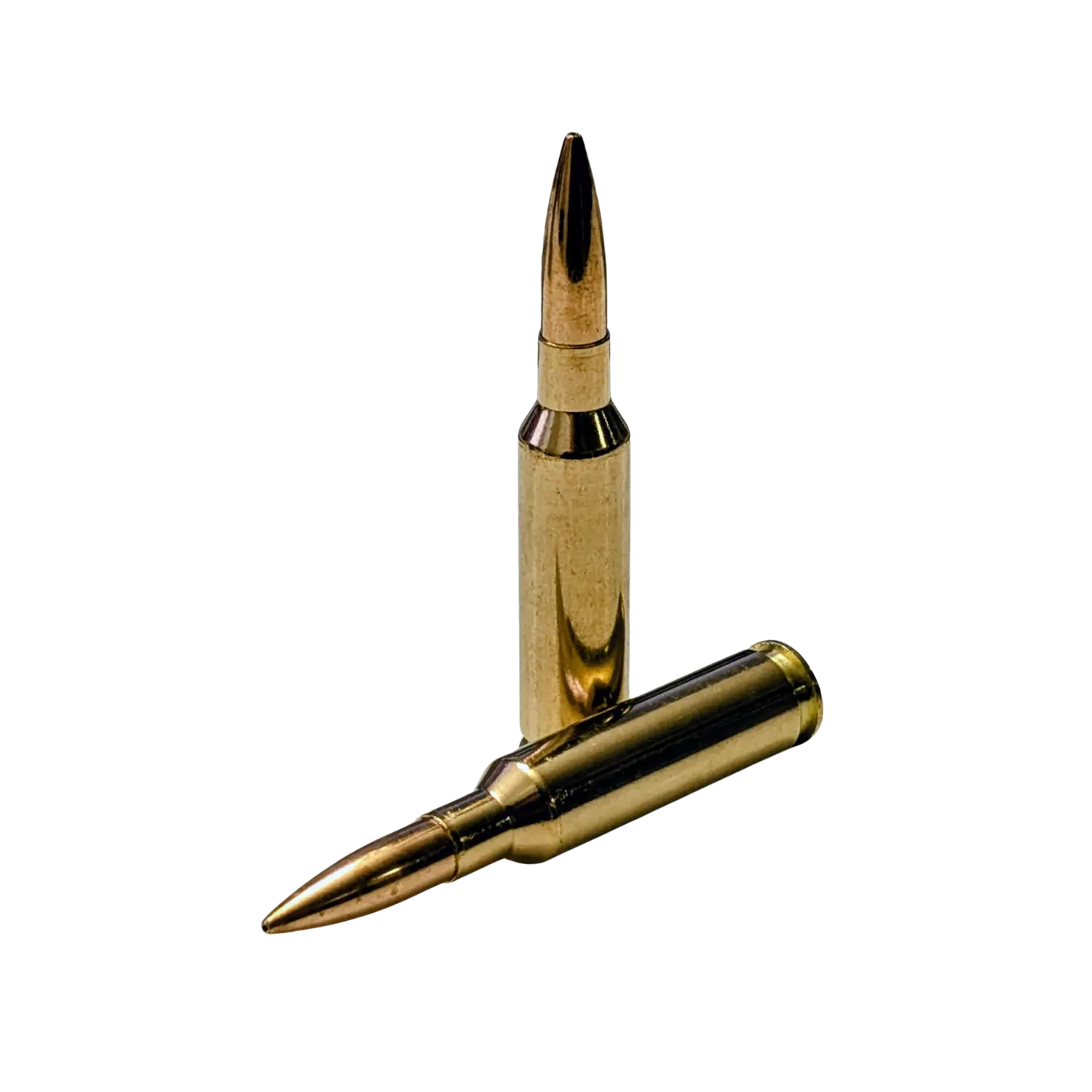 Zwei Patronen eine liegend und eine stehend mit goldener Hülse und kupferfarbenem Geschoss