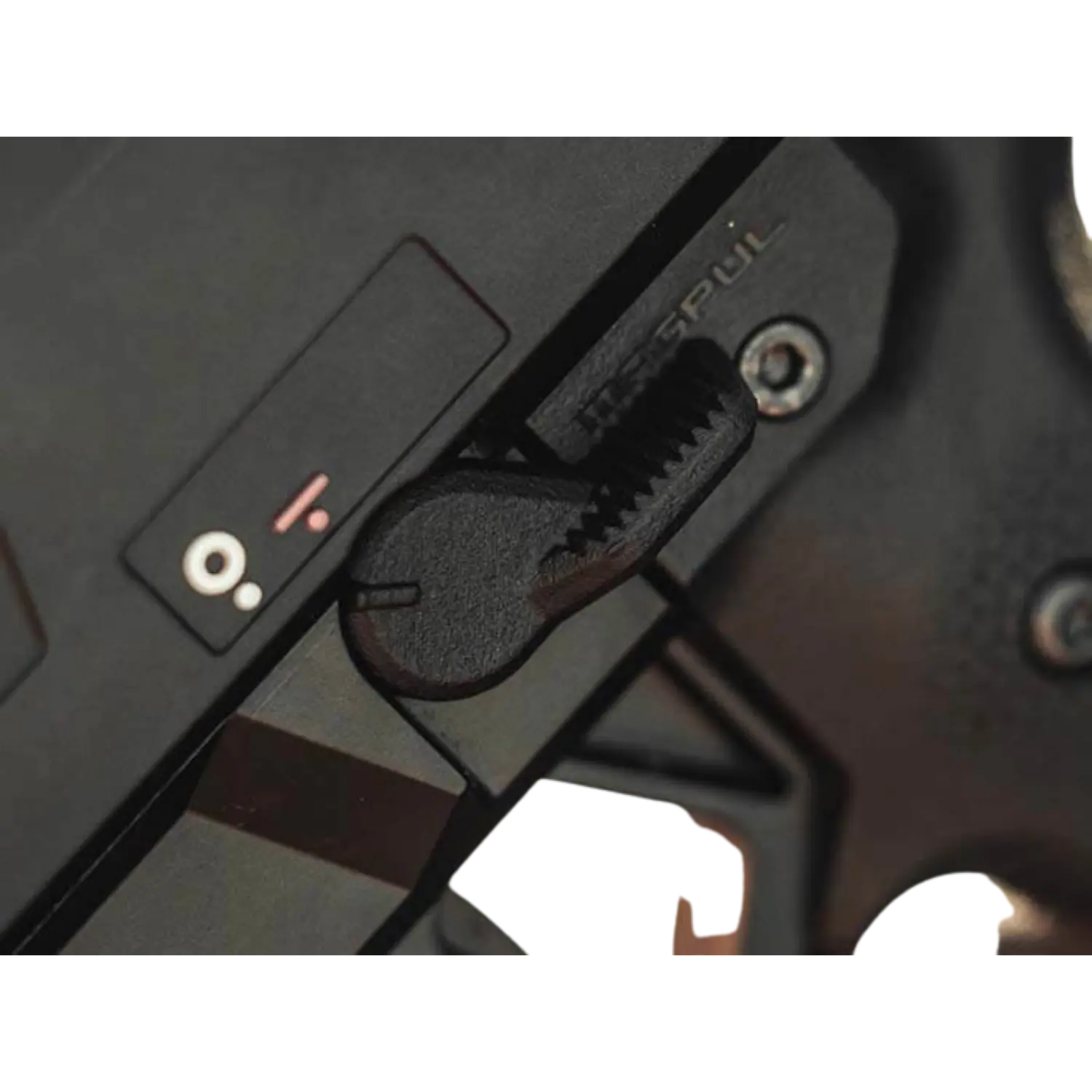 Nahaufnahme des schwarzen Magpul ESK Safety Selectors am Abzugsteil eines CZ Scorpion EVO 3 mit sichtbarer Beschriftung und Schaltstellung.