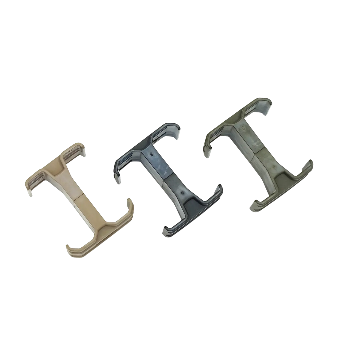 Drei unterschiedlich farbige OA Magazin-Koppler in T-Form mit Haken an den Enden nebeneinander