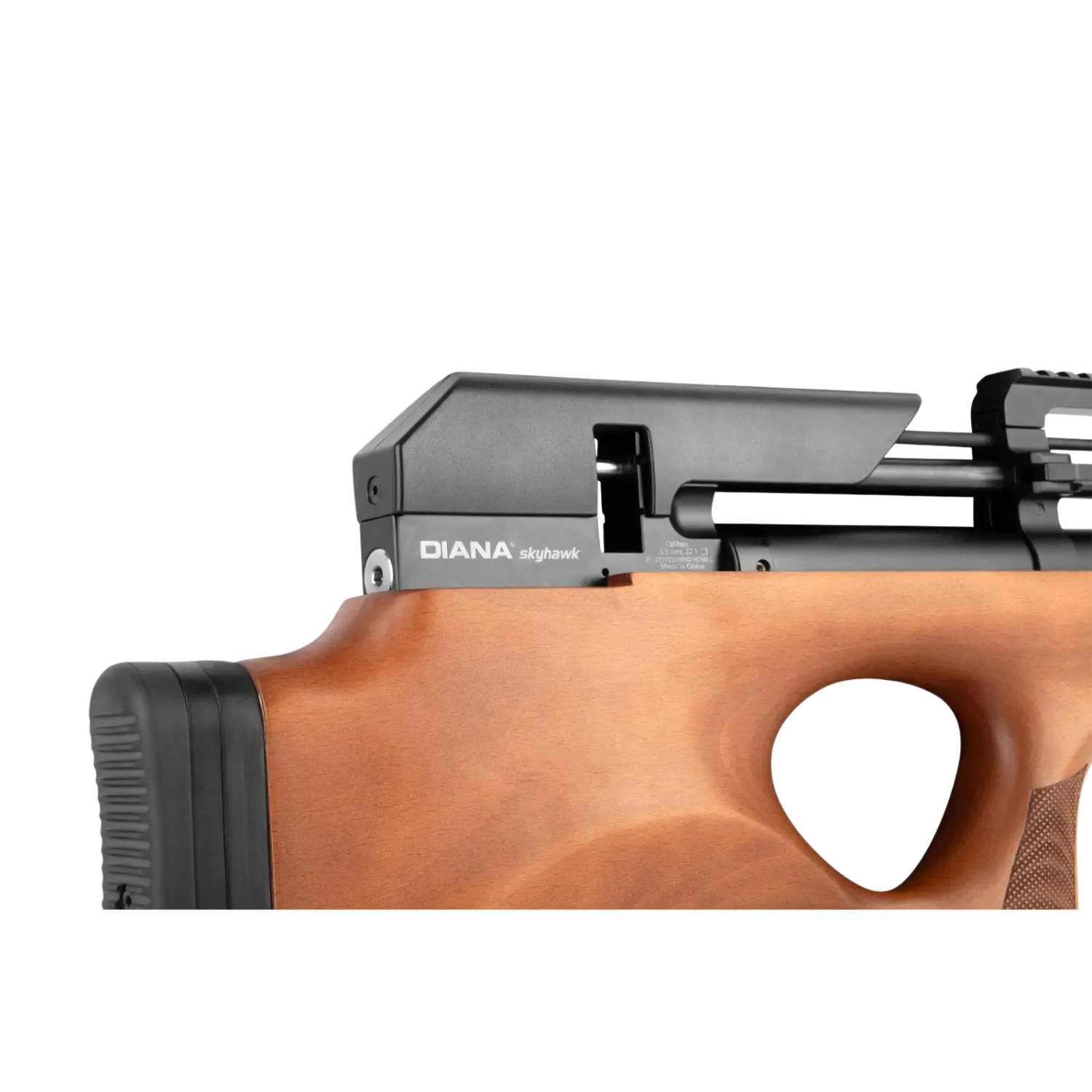 Nahaufnahme des oberen Teils eines Luftgewehrs mit Holzgriff. Sichtbar sind der Markenname 'DIANA' und das Modell 'skyhawk'.