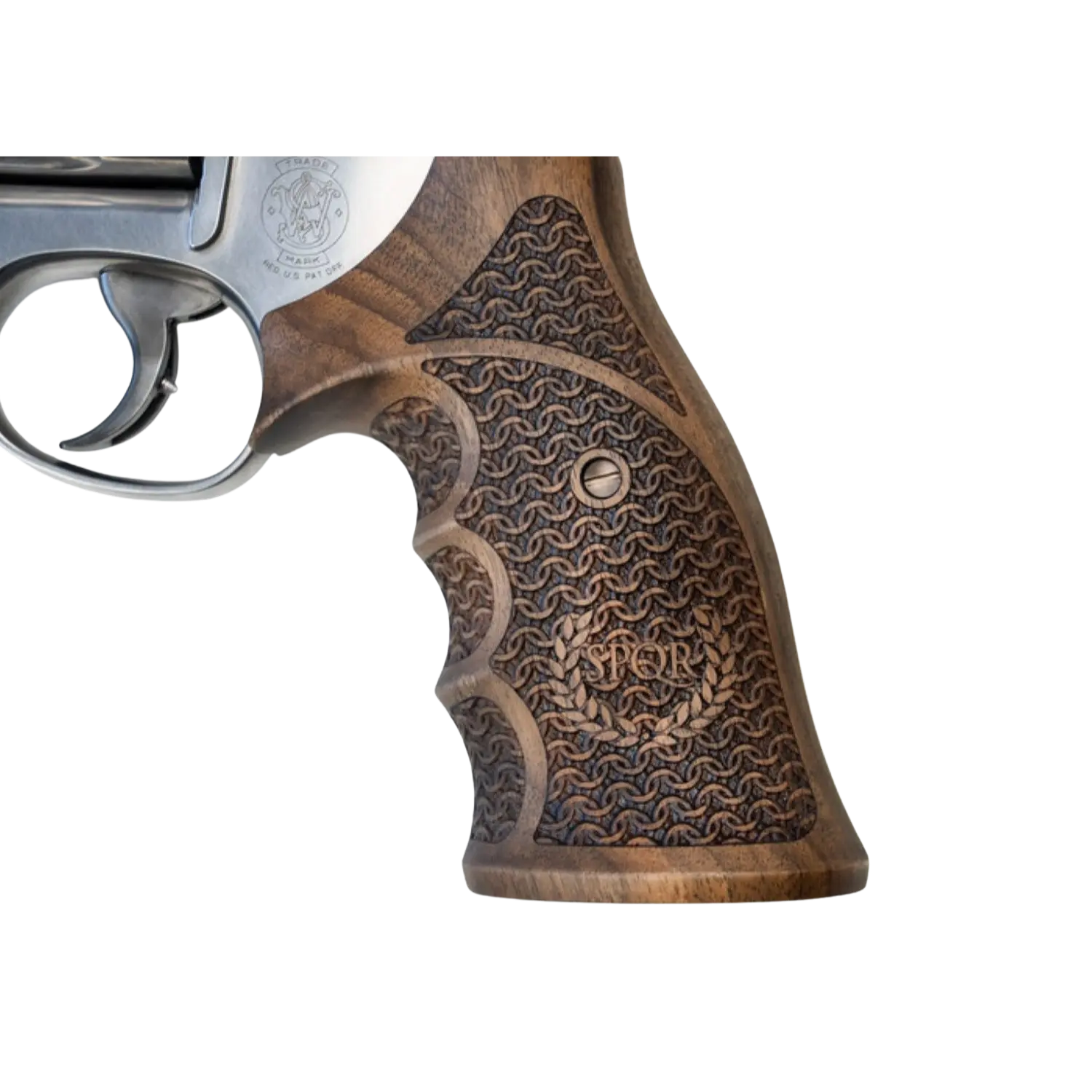 Griff eines Smith & Wesson Revolvers 686, aus Holz mit einem geflochtenen Muster und einer vertieften Markierung 'SPOR'.