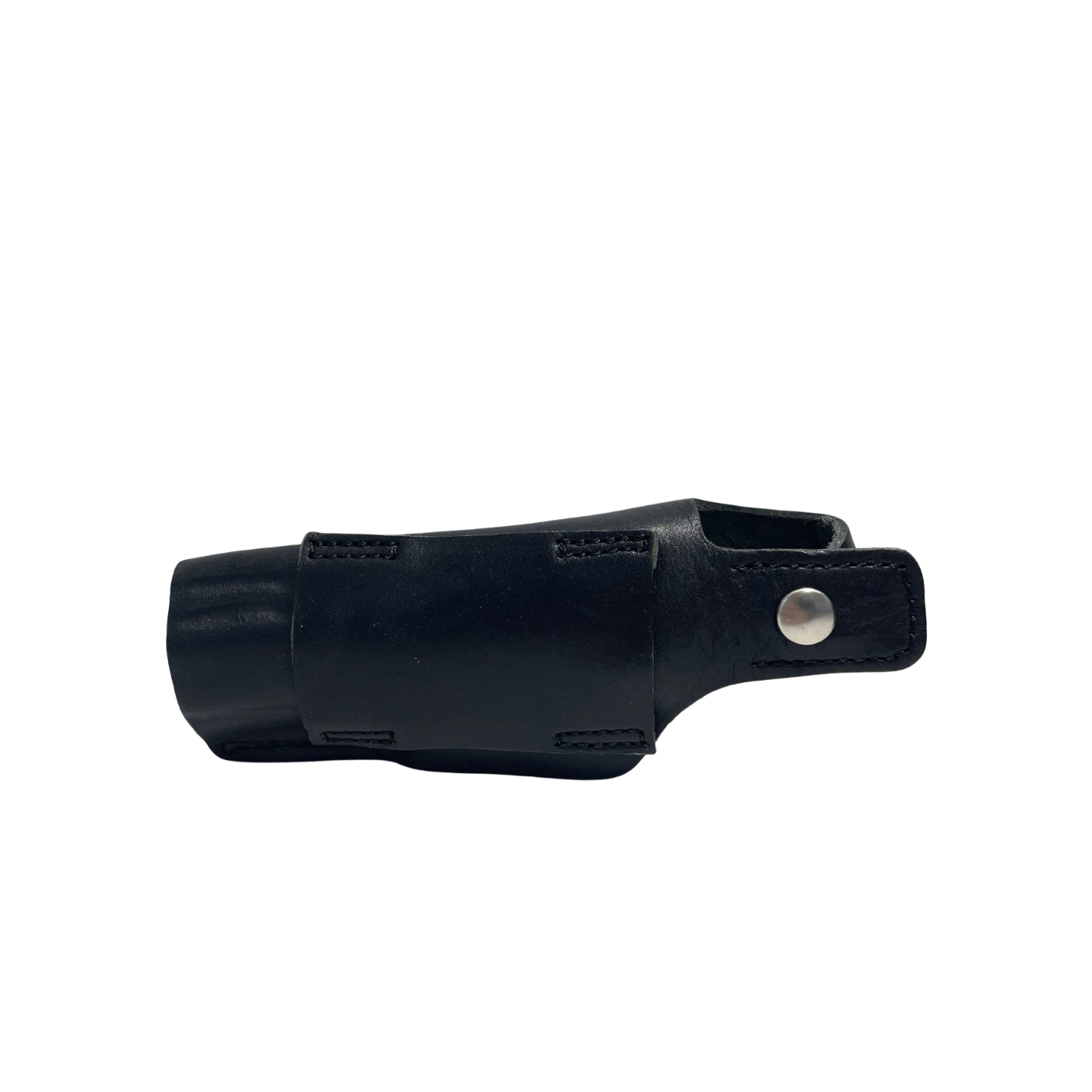schwarzes Lederholster von außen mit silbernem Knopf