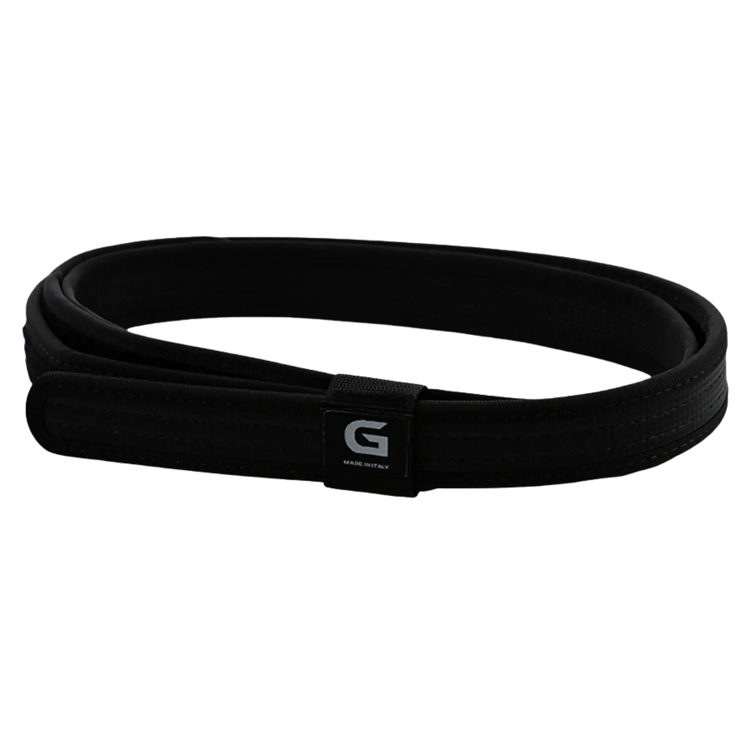 Schwarzer Schießgürtel mit gestepptem Muster und kleinem Etikett mit weißem 'G' und Schriftzug 'Made in Italy'