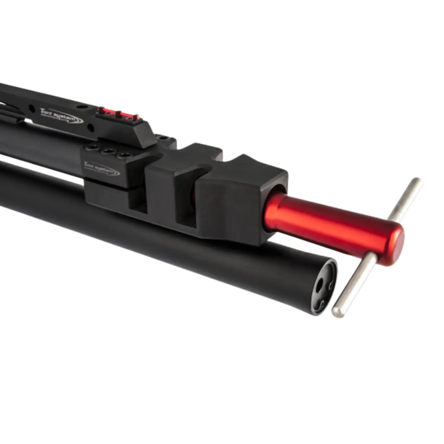 Nahaufnahme eines schwarzen Toni System T-Wrench Shotgun Choke Keys mit rotem, zylindrischem Griff und T-förmigem Metallgriff an einem Gewehrlauf..