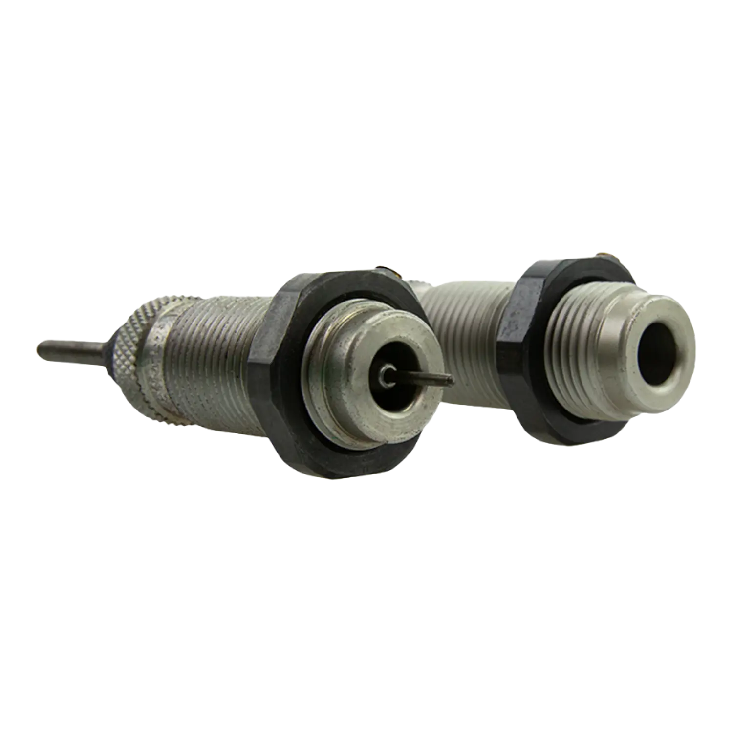 Metallischer Matritzeneinsatz mit Gewinde und Dichtung, bestehend aus zwei Teilen, Vorderseite mit zentralem Loch und Rückseite mit Öffnung.