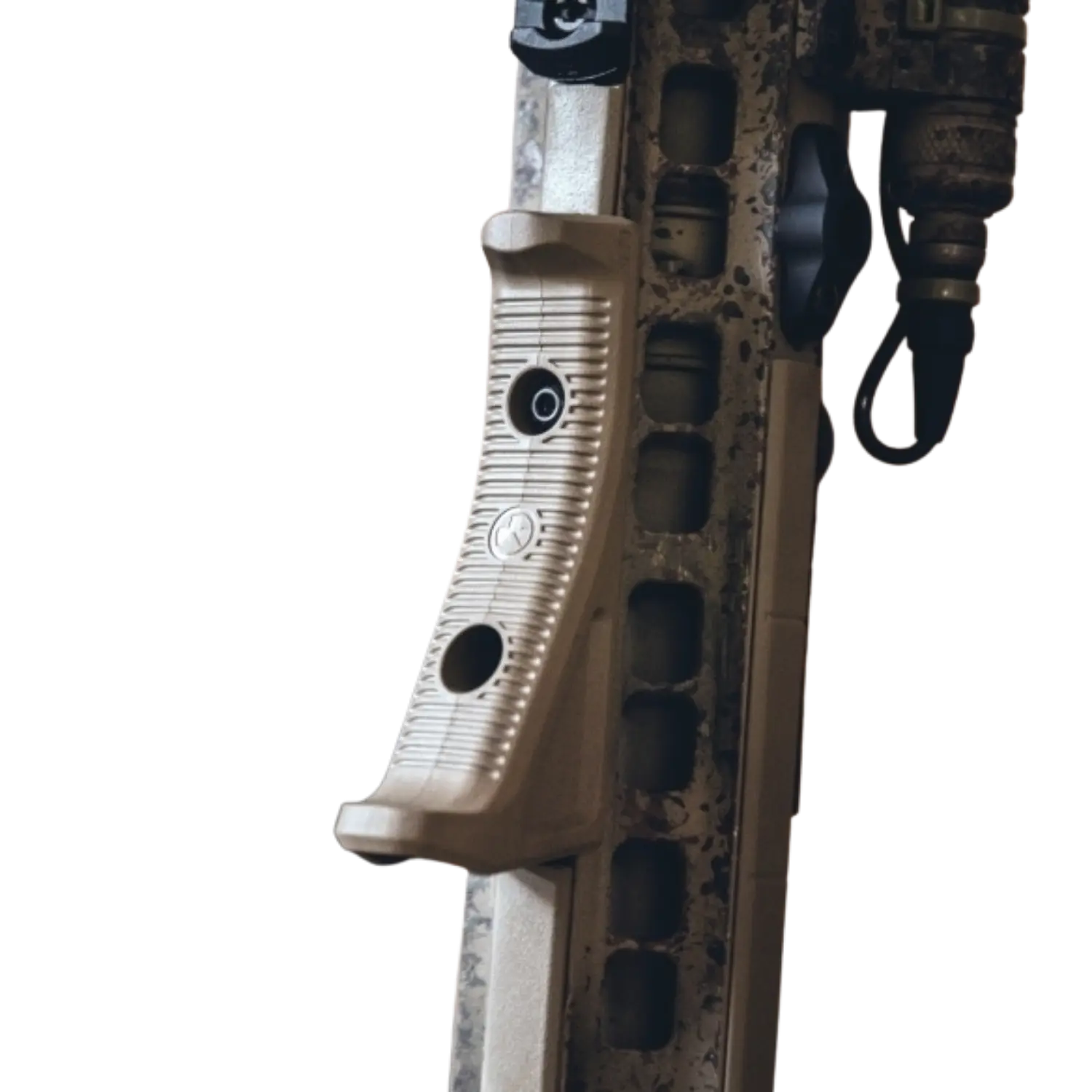 Abgewinkelter Magpul AFG Vordergriff in FDE-Farbe, montiert an einer M-LOK-Schiene mit sichtbaren rechteckigen Aussparungen.