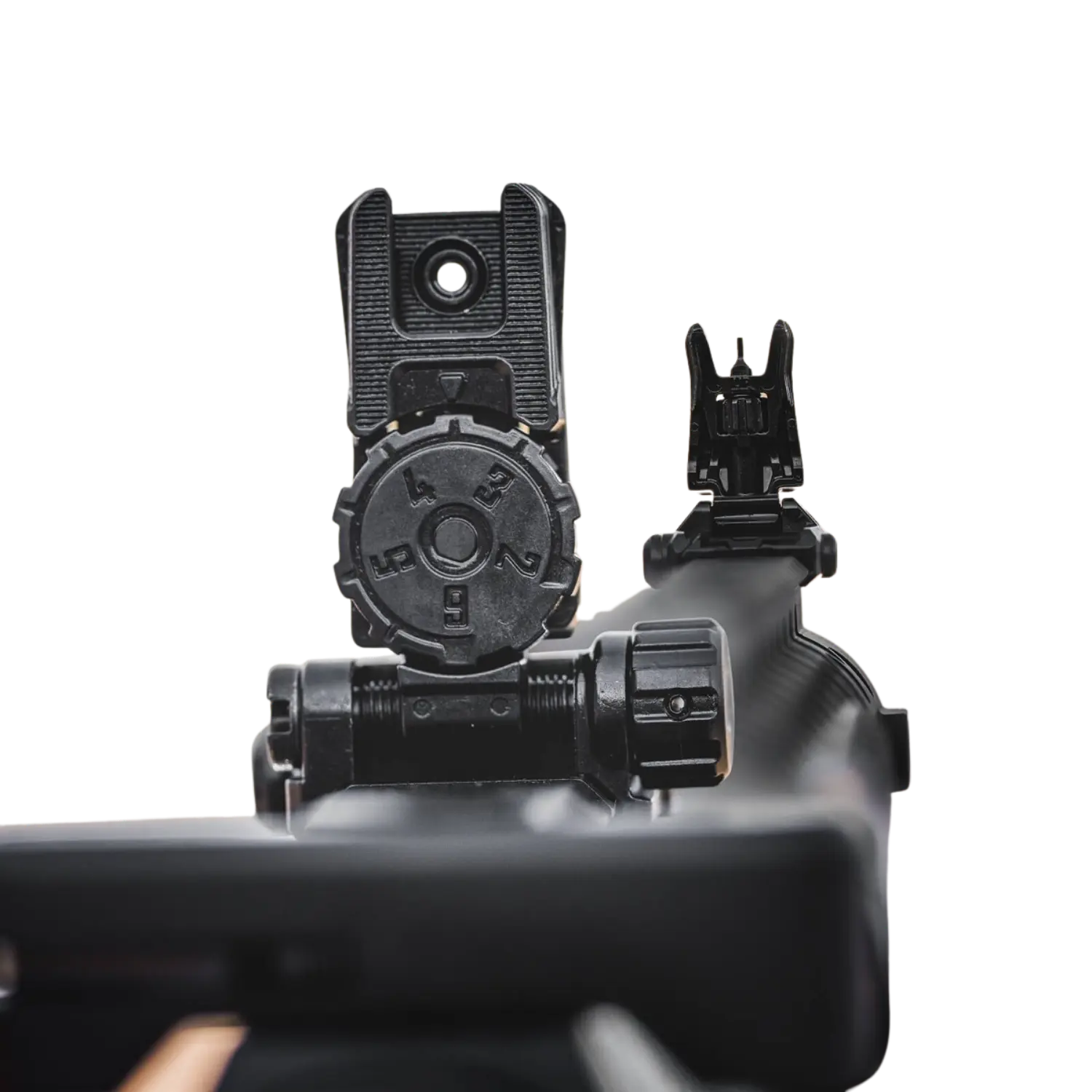 Magpul MBUS Pro LR Klappvisier von hinten mit verstellbarem Höhen- und Seitenrad und Kimme auf einem Gewehrlauf