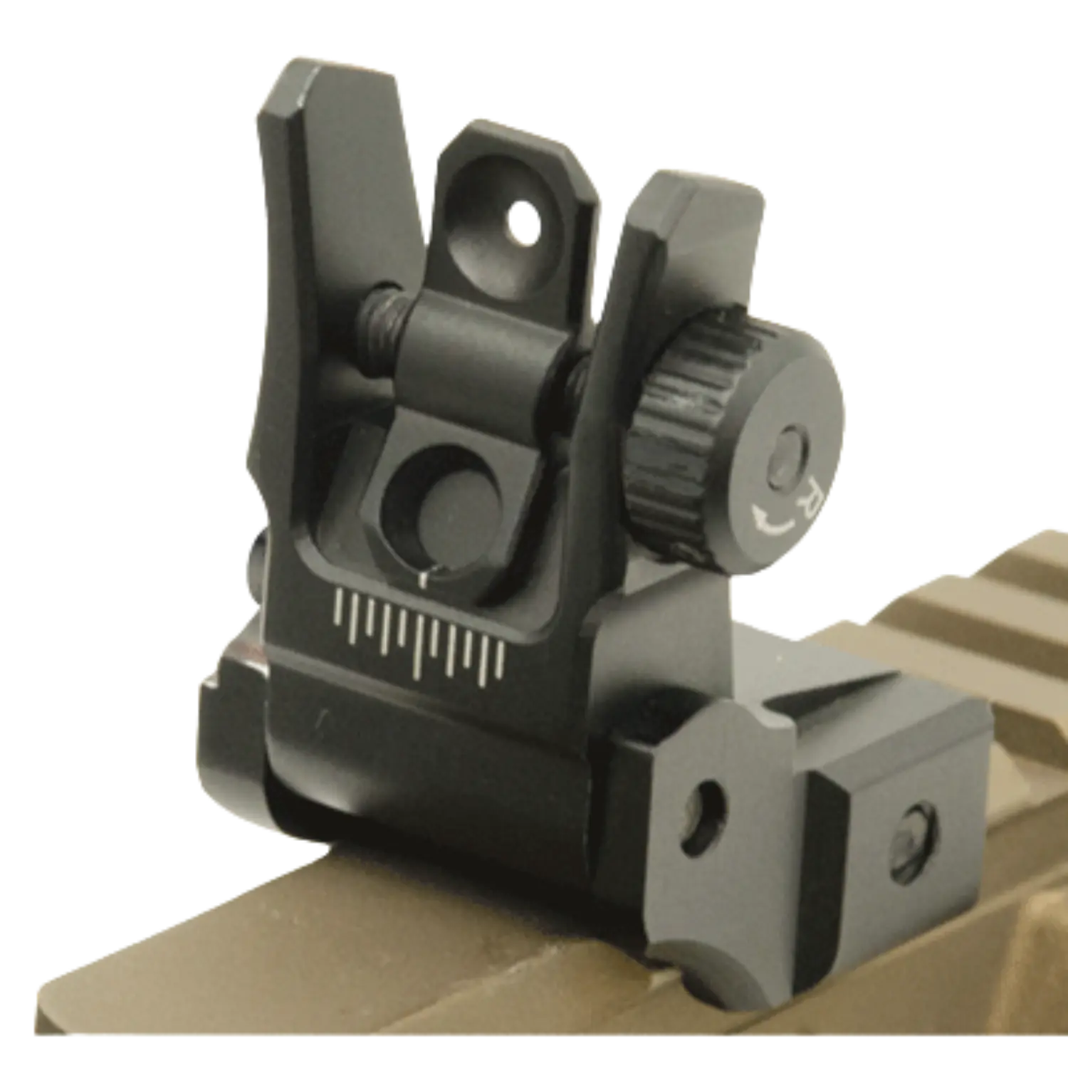 Schwarzes UTG Low Profile Flip-up Hintervisier mit Dual Aiming Aperture, montiert auf einer hellbraunen Schiene.