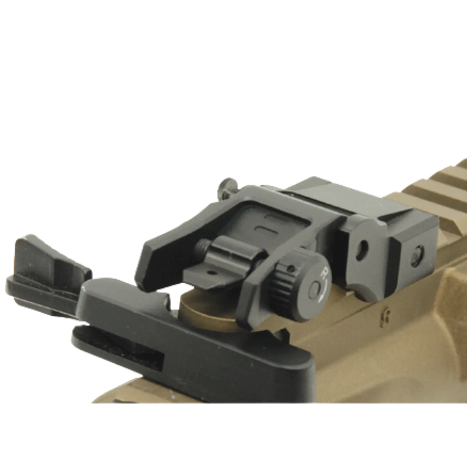 Schwarzes UTG Low Profile Flip-up Hintervisier mit Dual Aiming Aperture auf einer hellbraunen Schiene montiert.