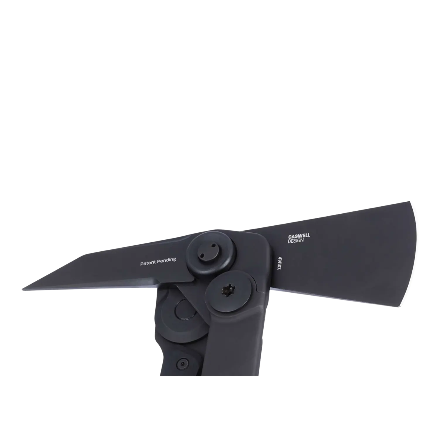 Klappbare Axt mit spitz zulaufender Klinge und breiter Schneide, schwarz, mit sichtbaren Schrauben und Beschriftungen