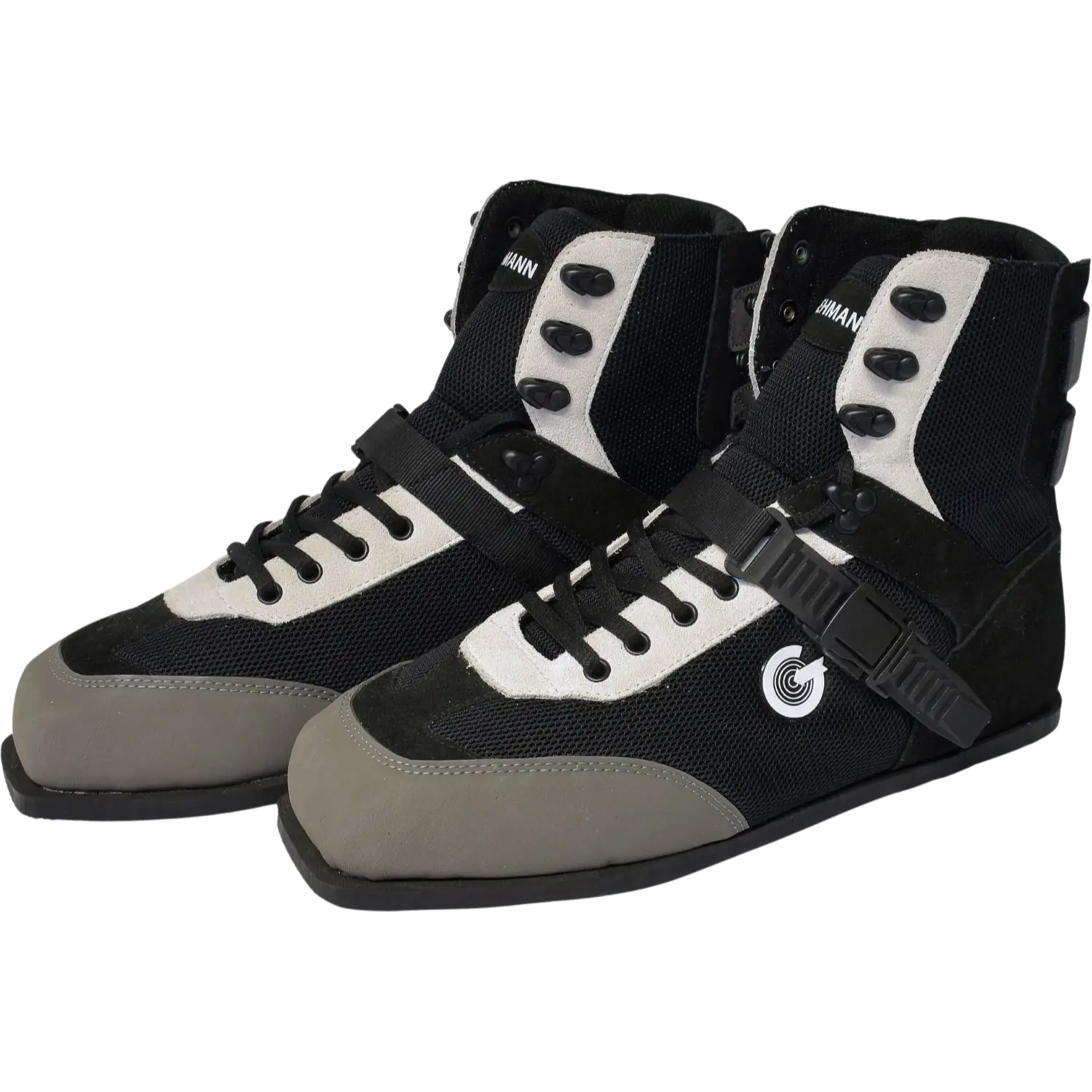 Paar Gehmann Schießschuhe in Schwarz, Grau und Weiß mit Schnürsenkeln und verstellbarem Riemen, hoher Knöchelabschluss, Logo an der Seite.