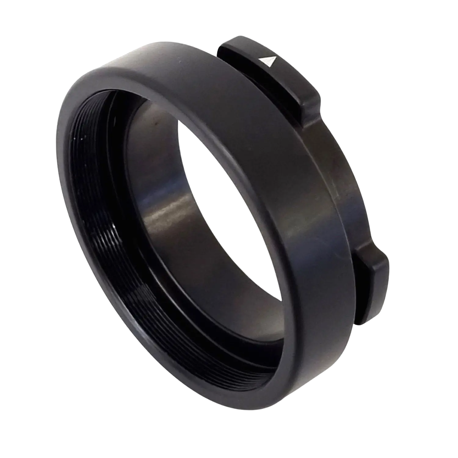 Rusan Connector Pard FT32/FD1 Schwarzer, runder Metallring mit Innengewinde und zwei außenliegenden Erhebungen, eine mit weißem Pfeil.