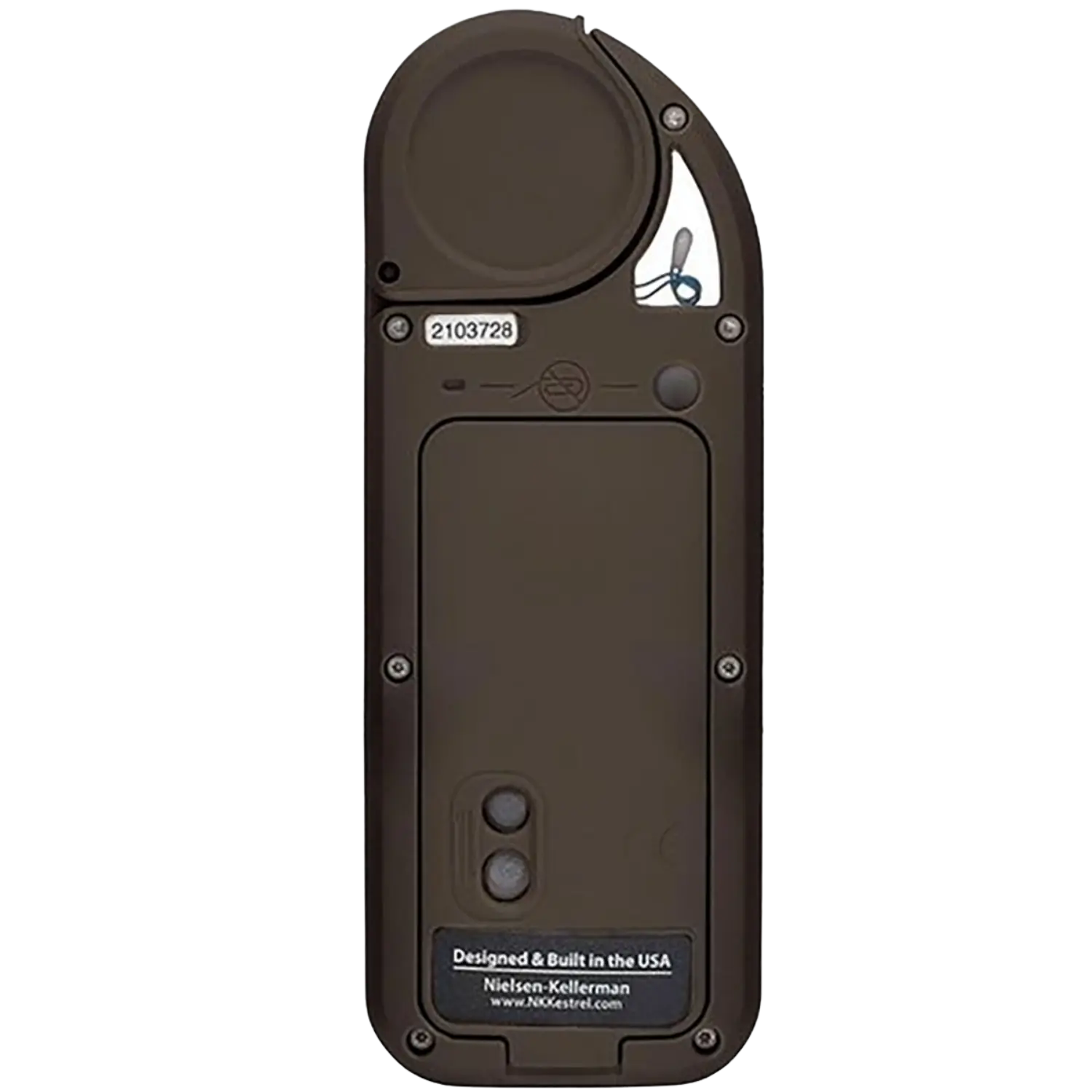 Rückseite des KESTREL 5700X Elite Wettermessgeräts in FDE-Farbe mit Seriennummer und Aufkleber mit Text 'Designed & Built in the USA Nielsen-Kellerman www.NKestrel.com'.
