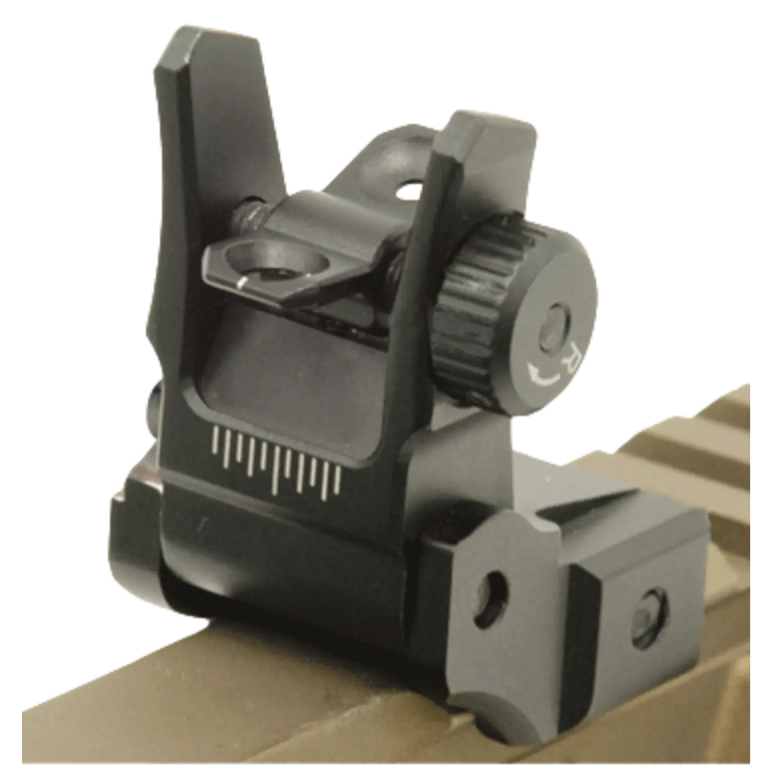 Schwarzes UTG Low Profile Flip-up Hintervisier mit Dual Aiming Aperture, montiert auf einer Schiene, mit Verstellrad und Skala.