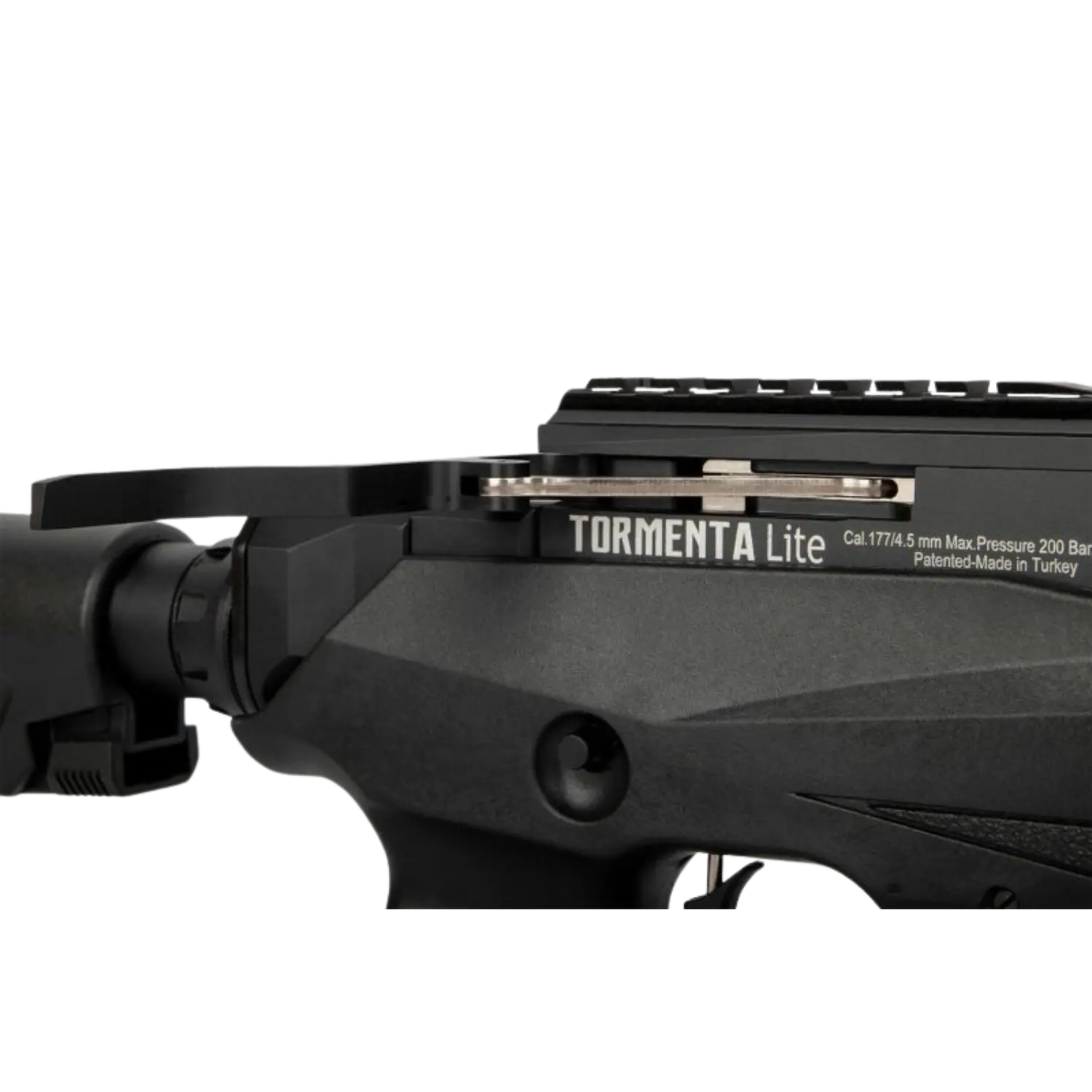 Nahaufnahme des schwarzen Reximex Tormenta Lite Pressluftgewehrs mit sichtbarem Schriftzug und Teil des Laufes.