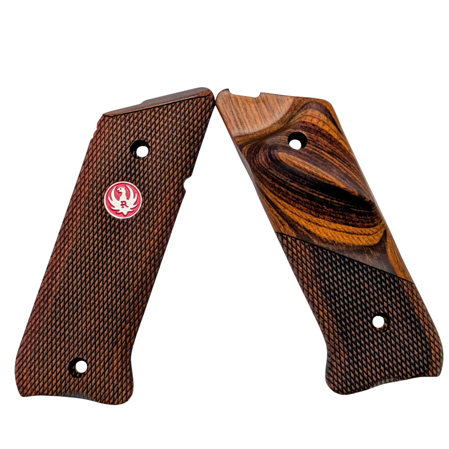 Zwei braune Griffschalen für Ruger Mark IV mit Rautenstruktur, eine mit Daumenauflage und Ruger-Logo in Rot und Weiß.