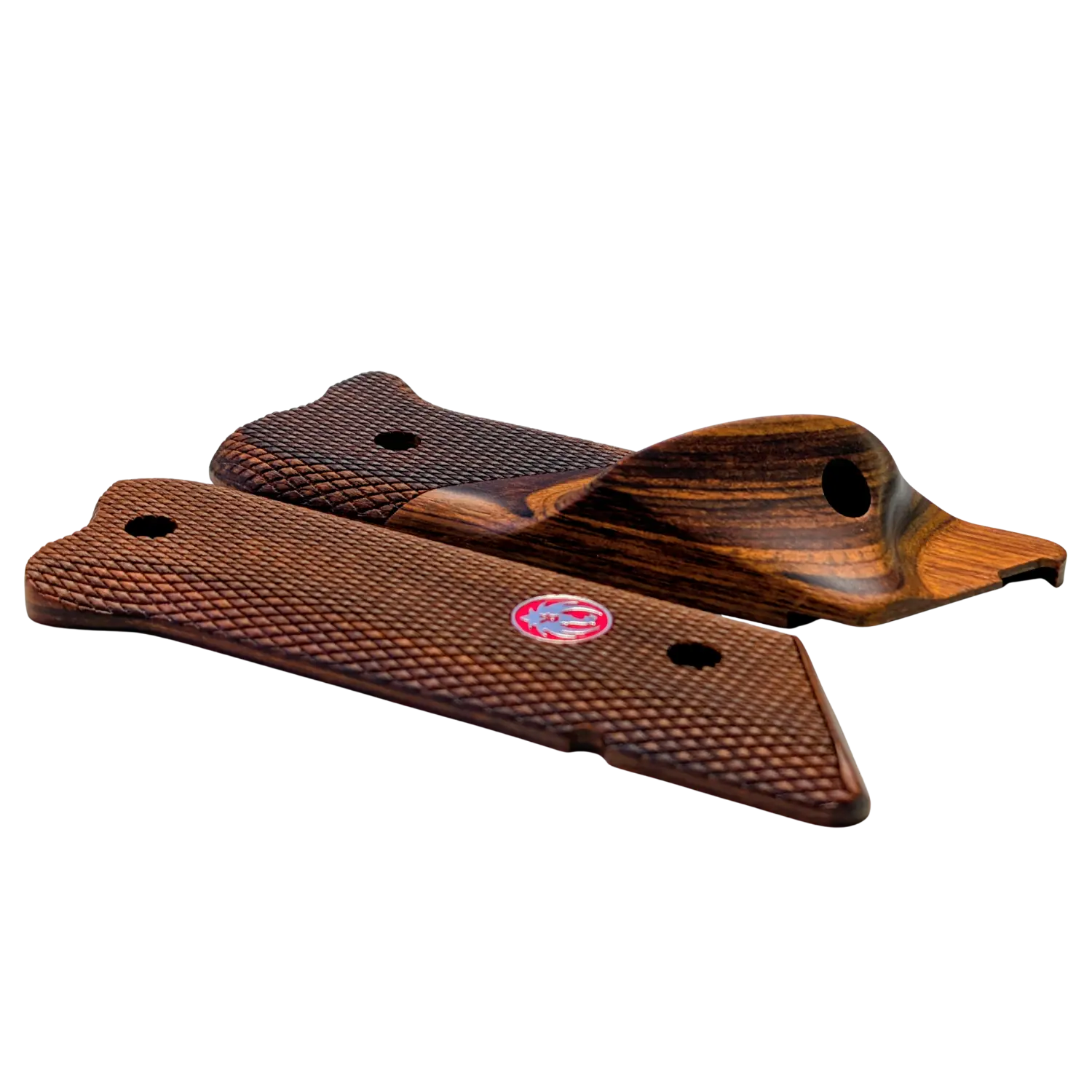 Zwei braune Griffschalen für Ruger Mark IV mit Daumenauflage, eine mit Ruger-Logo, beide mit Rautenmuster und Bohrungen.