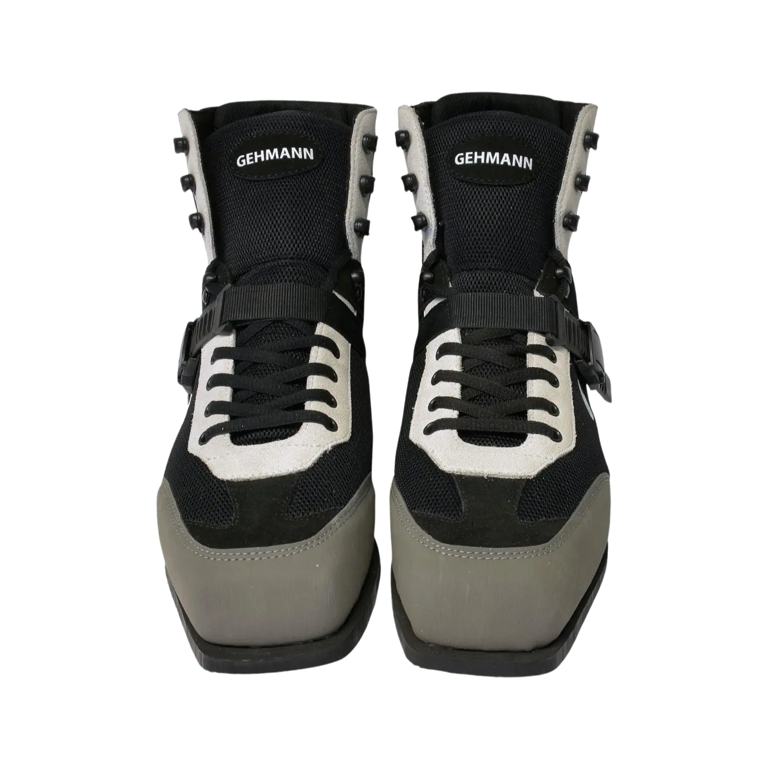 Paar Gehmann Schießschuhe in Schwarz, Grau und Weiß mit Schnürsenkeln und verstellbarem Riemen, hoher Knöchelabschluss, Logo an der Seite.