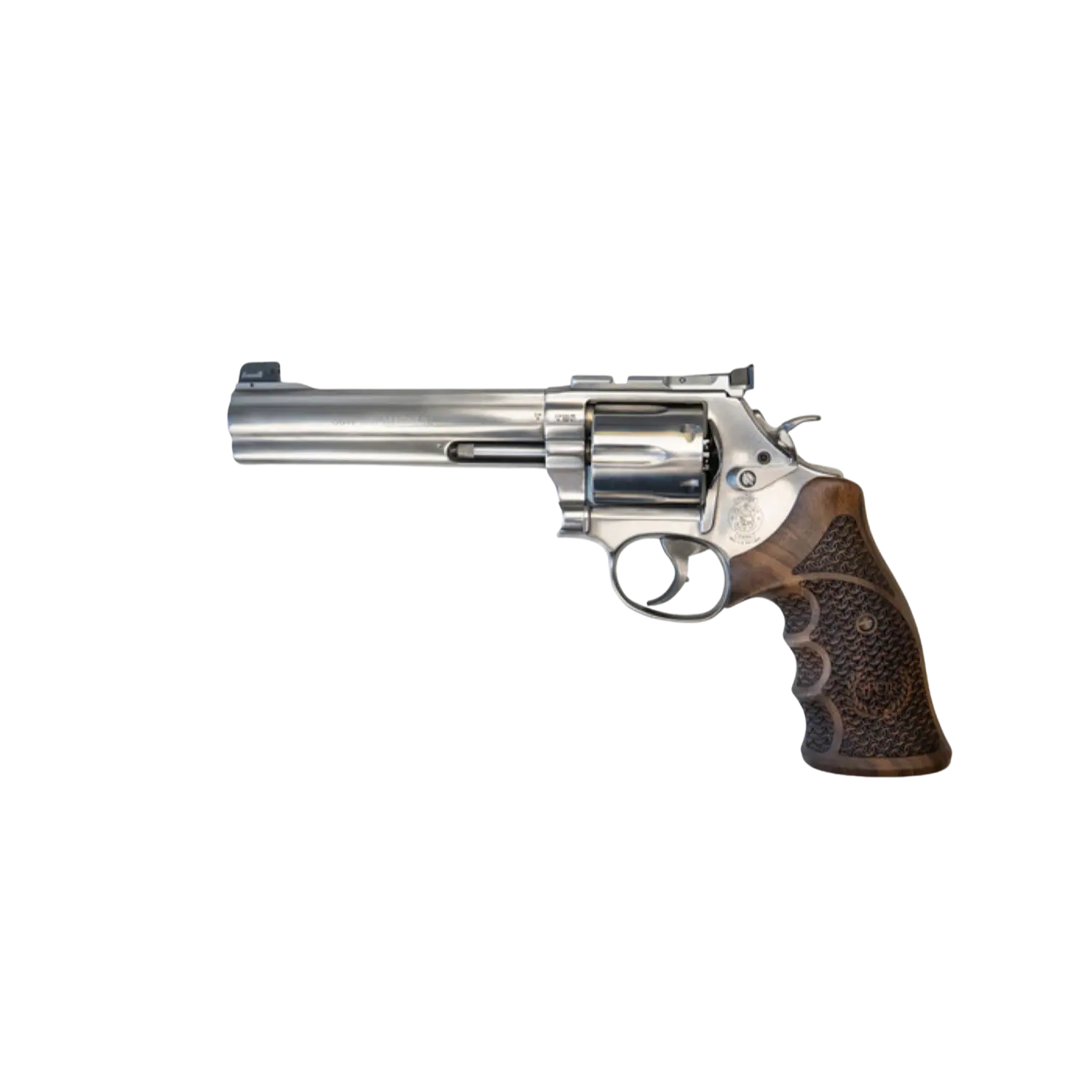 Smith & Wesson Revolver 686, silberner Metallkörper, Holzgriff mit rutschfestem Muster, rechter Winkel, 6-schüssige Trommel.