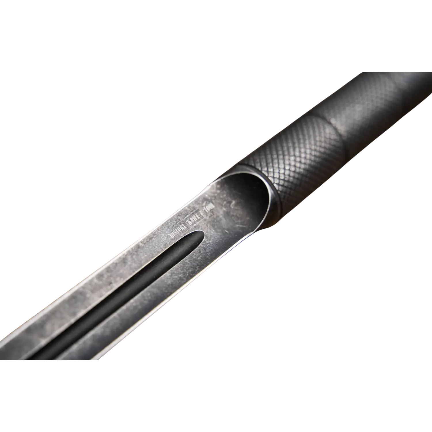 Nahaufnahme eines schwarz-metallischen Dolchgriffs mit geriffelter Oberfläche und Klinge mit schmaler Aussparung.