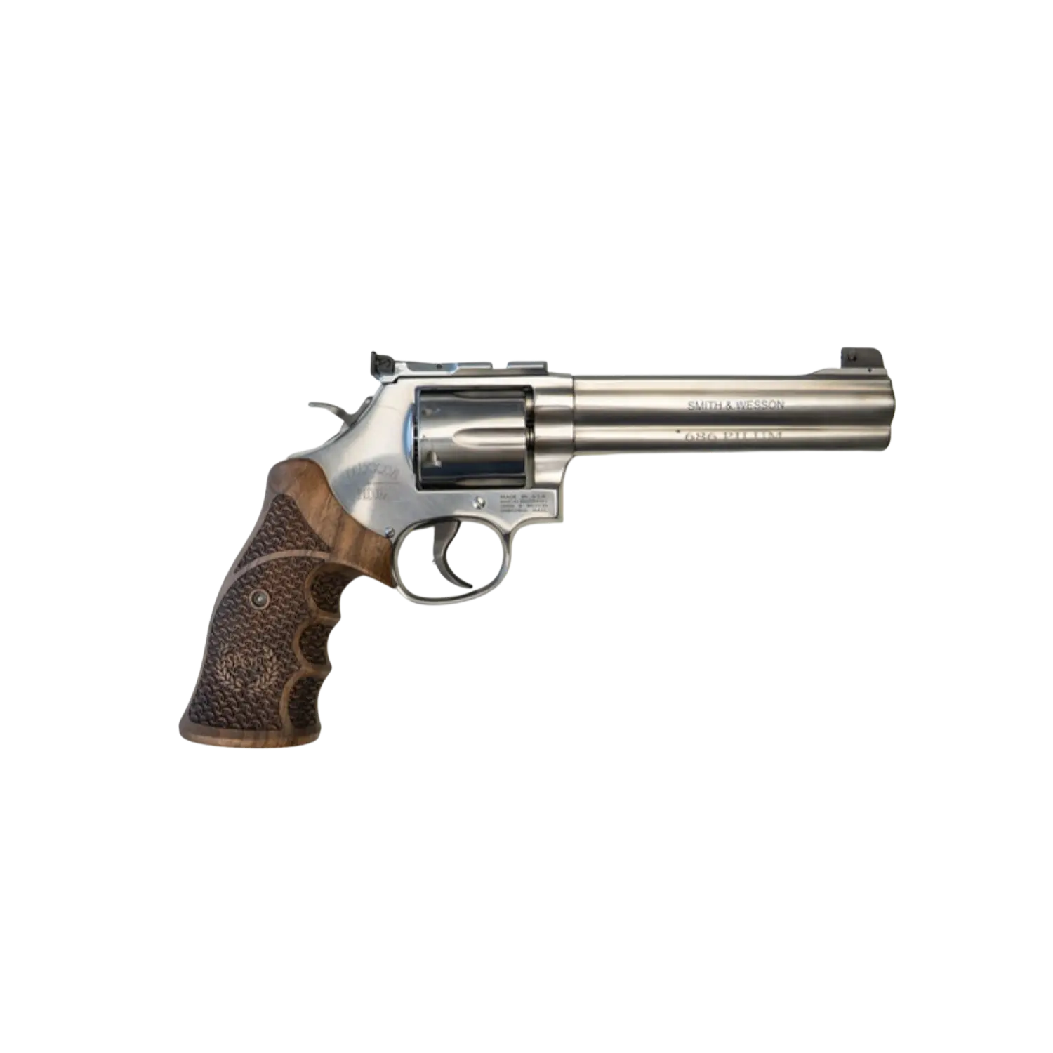 Smith & Wesson Revolver 686, silberner Metallkörper, Holzgriff mit rutschfestem Muster, rechter Winkel, 6-schüssige Trommel.