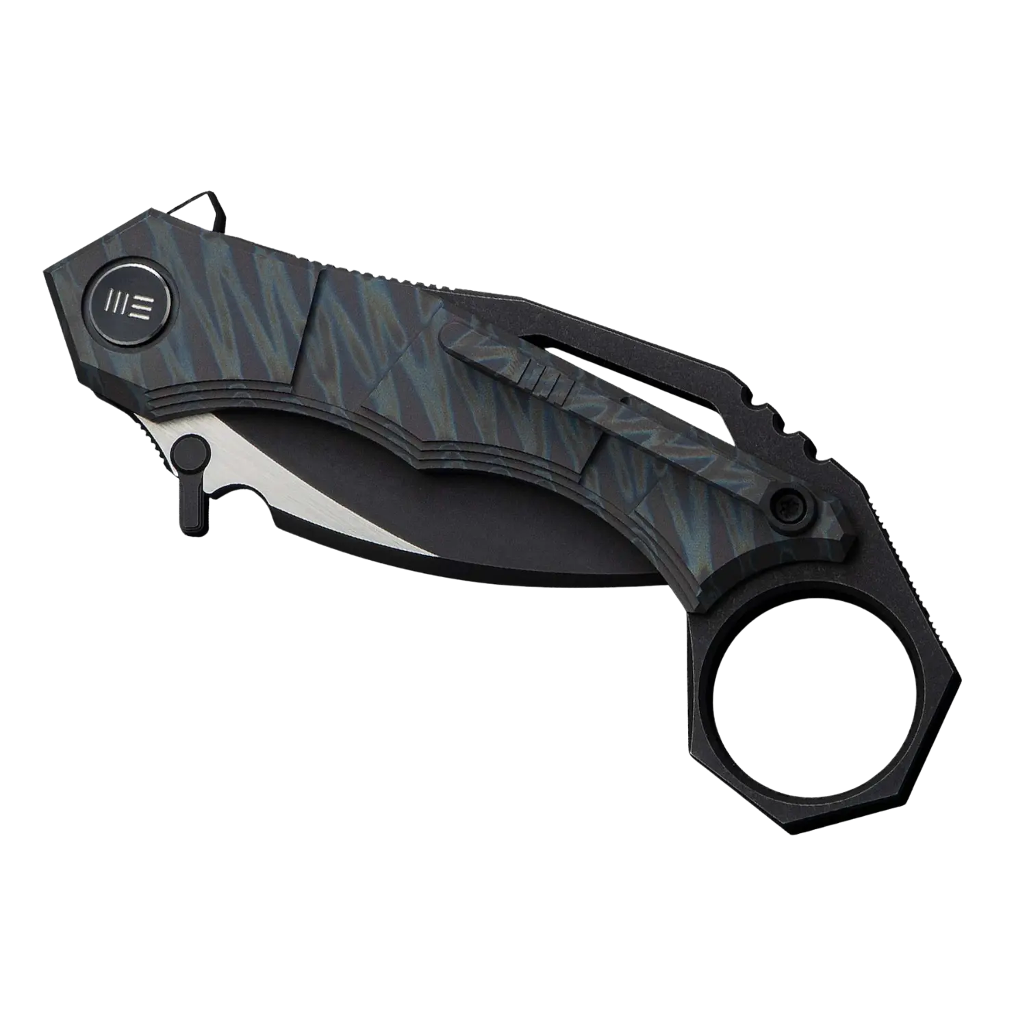 Geschlossenes WE Knife Tayra M390 Taschenmesser mit Tiger-Stripe-Muster, Titan-Griff in Schwarz, steinmatt, mit Karambit-Ring und Clip.