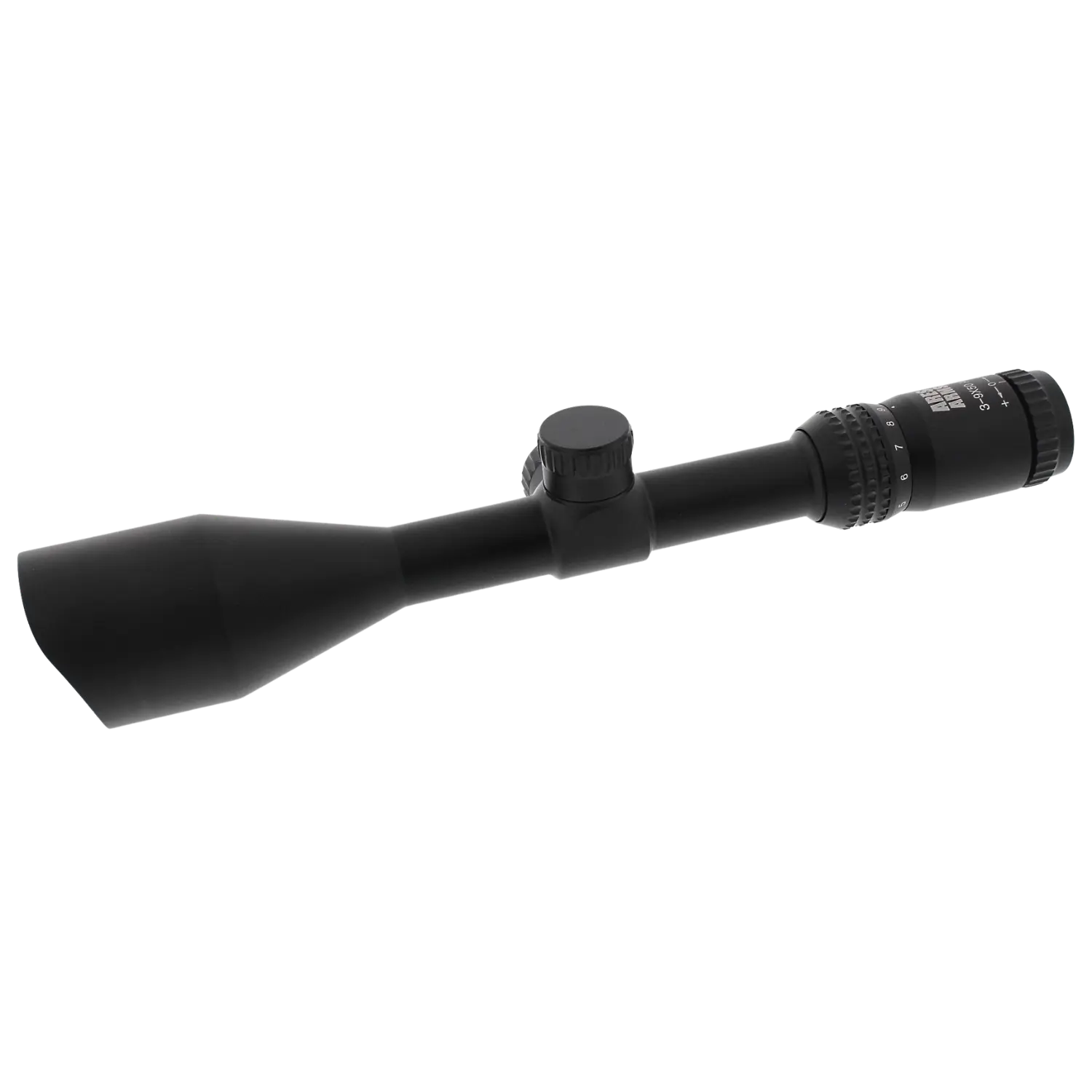 Schwarzes Zielfernrohr mit großem Objektiv, Mittelrohr mit Verstellknopf und Okular mit Beschriftung.