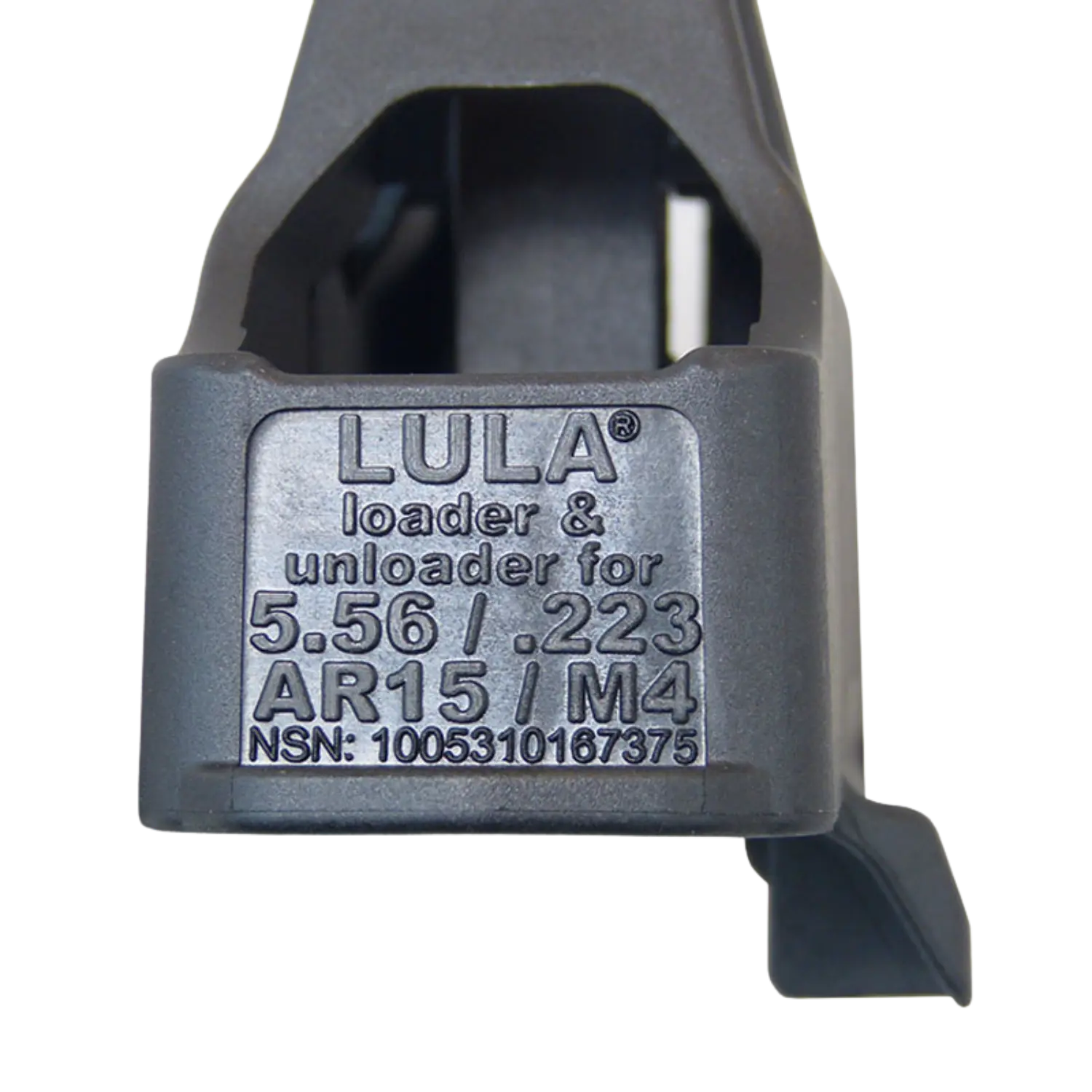 Nahaufnahme der Maglula LULA Magazinladehilfe mit eingraviertem Text zu Kaliber 5.56/.223 und AR15/M4, NSN-Nummer sichtbar.