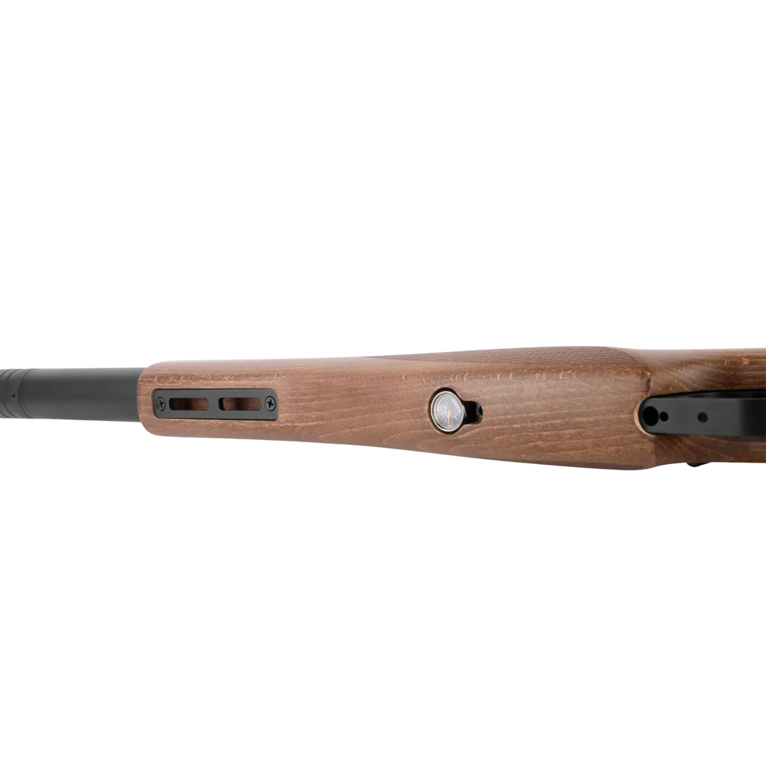 Detailansicht eines Gewehrs mit Holzschaft, seitliche Aussparungen und ein runder Knopf. Der Lauf ist schwarz.