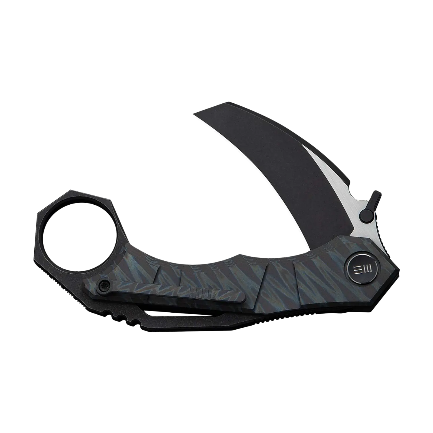 Klappmesser WE Knife Tayra M390 mit Tiger-Stripe-Titaniumgriff und schwarzsteingewaschener Klinge, gebogen mit Fingerring am Griffende.